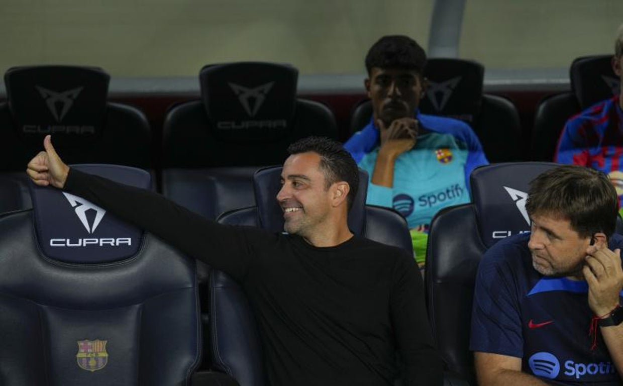 Xavi gesticula en el banquillo del Barcelona
