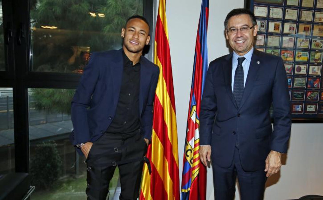 Neymar y Bartomeu posan en 2016 tras la firma de la renovación del brasileño