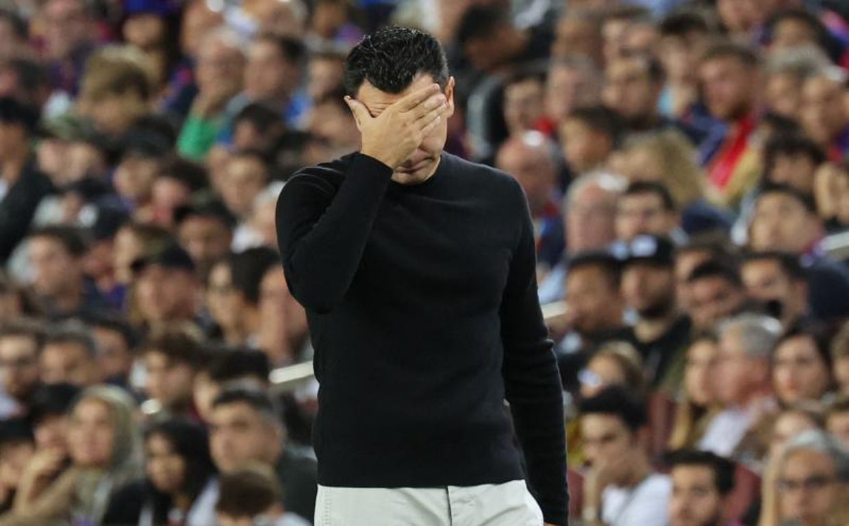 Xavi se lamenta durante el partido ante el Inter