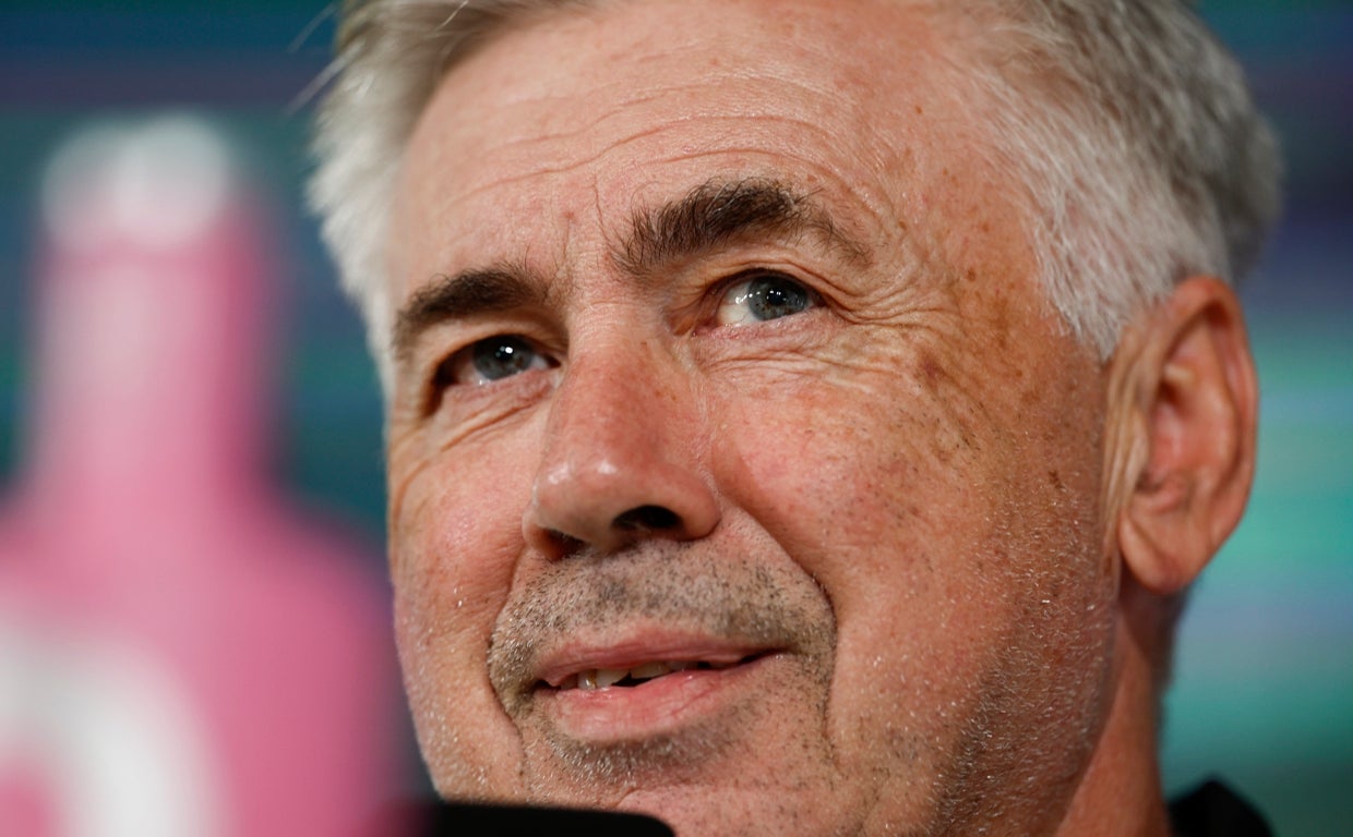 Carlo Ancelotti atendiendo al mos medios antes del partido ante el Elche