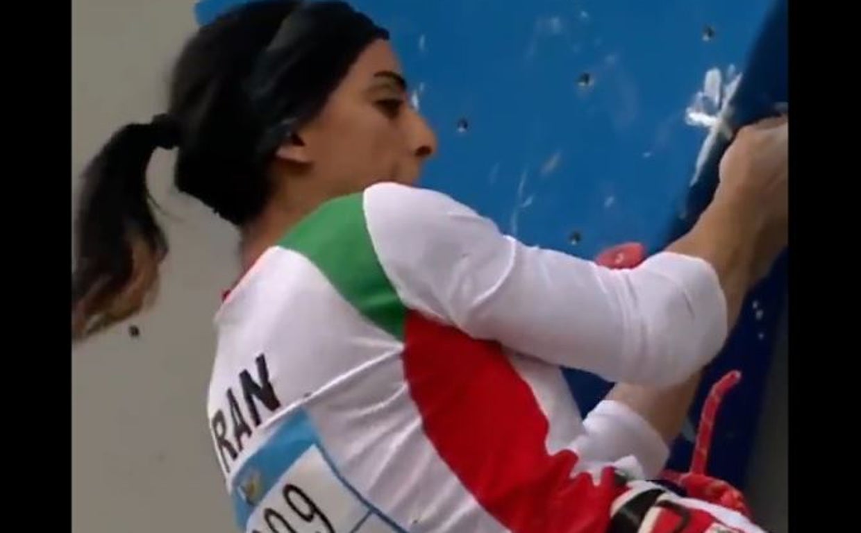 La escaladora iraní Elnaz Rekabi compitiendo sin velo en Seúl en protesta por la muerte de Mahsa Amini