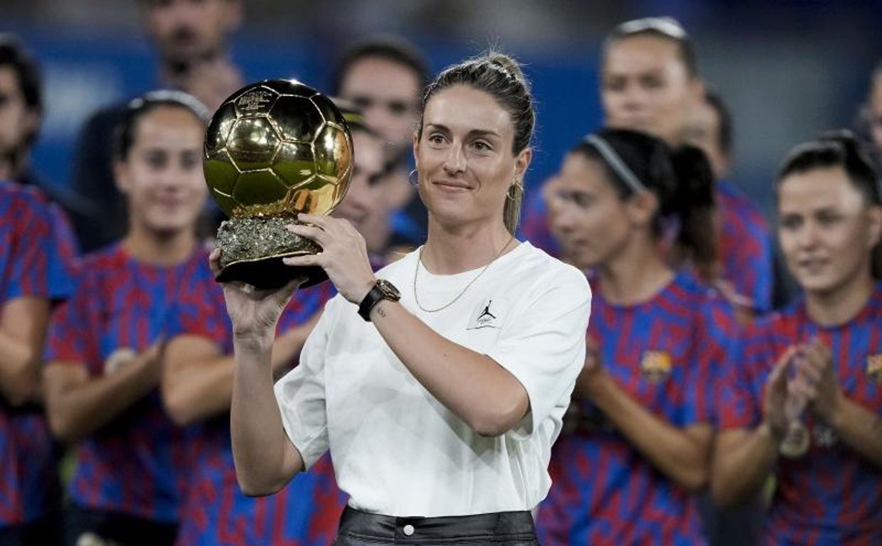 Alexia Putelles ofrece su segundo Balón de Oro a la afición