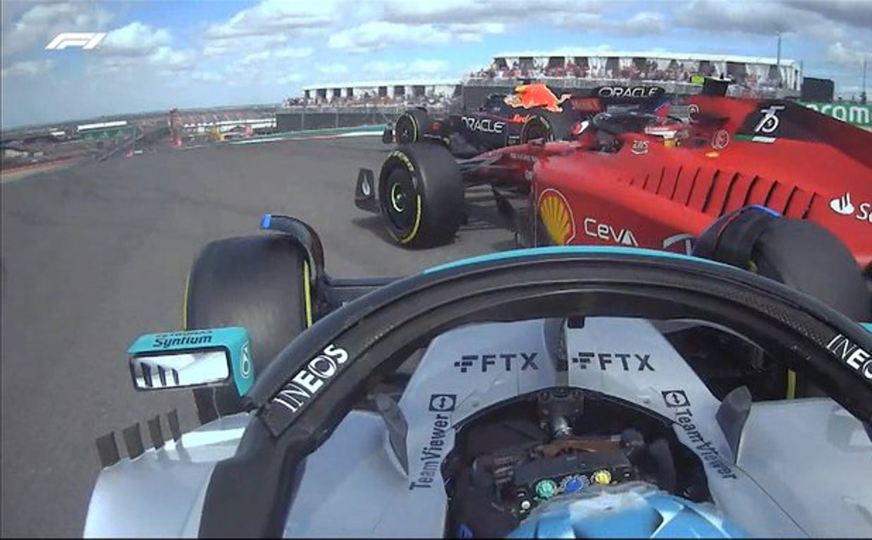 Russell embiste a Carlos Sainz en la primera curva