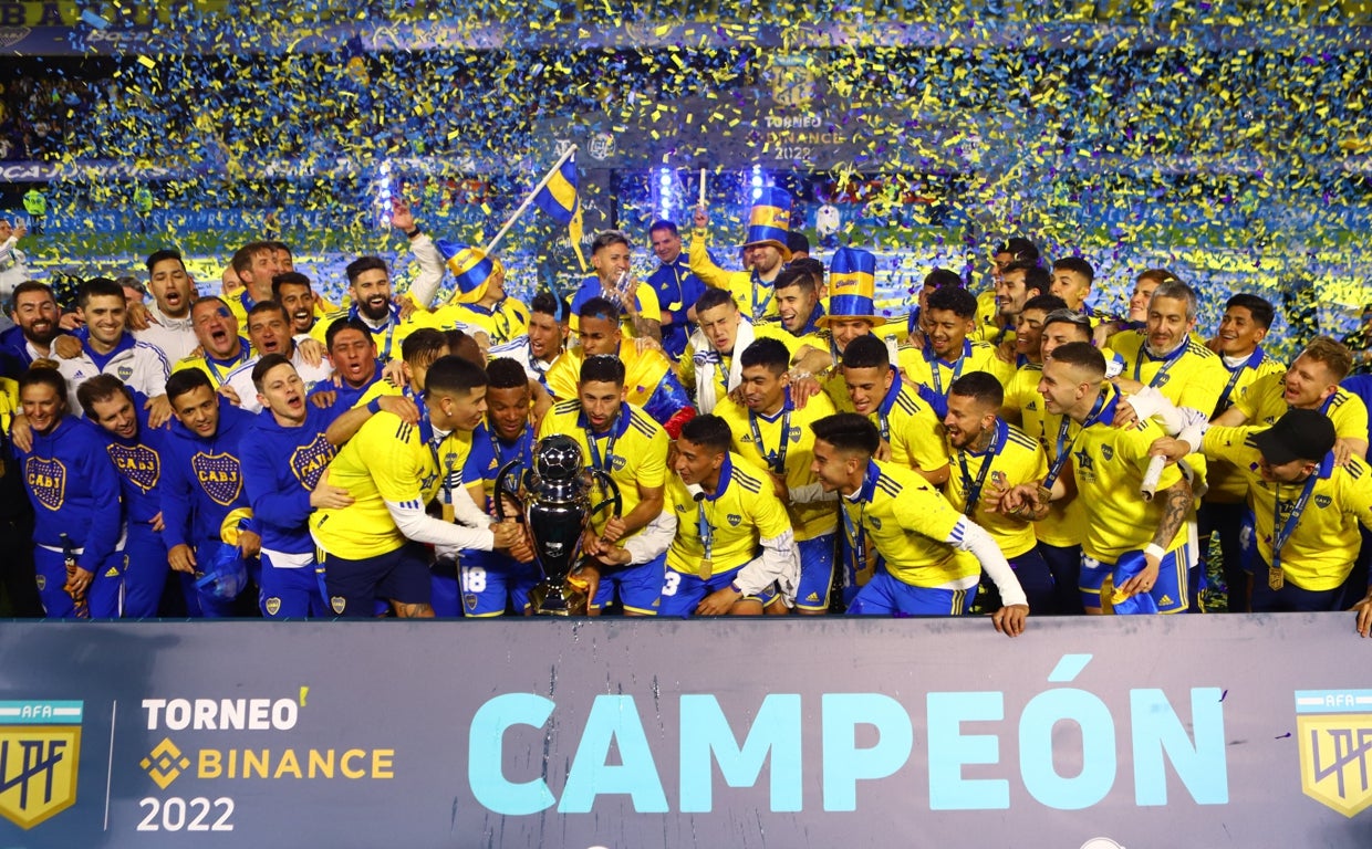 Los jugadores de Boca Juniors, con el trofeo