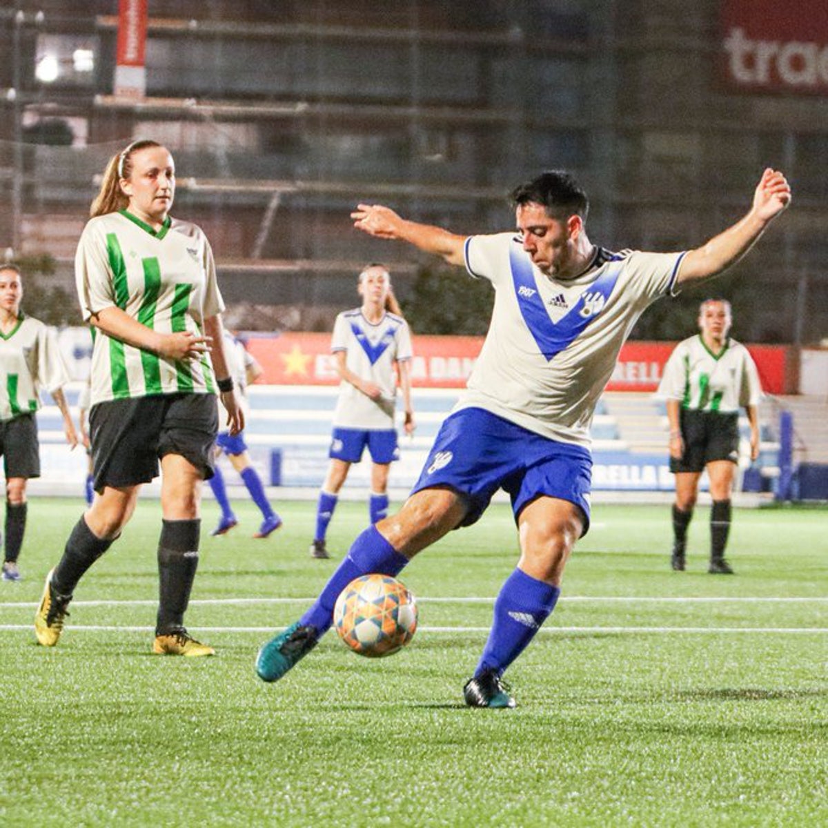 Álex, un futbolista transgénero que continúa jugando en categoría femenina, reabre el debate en redes