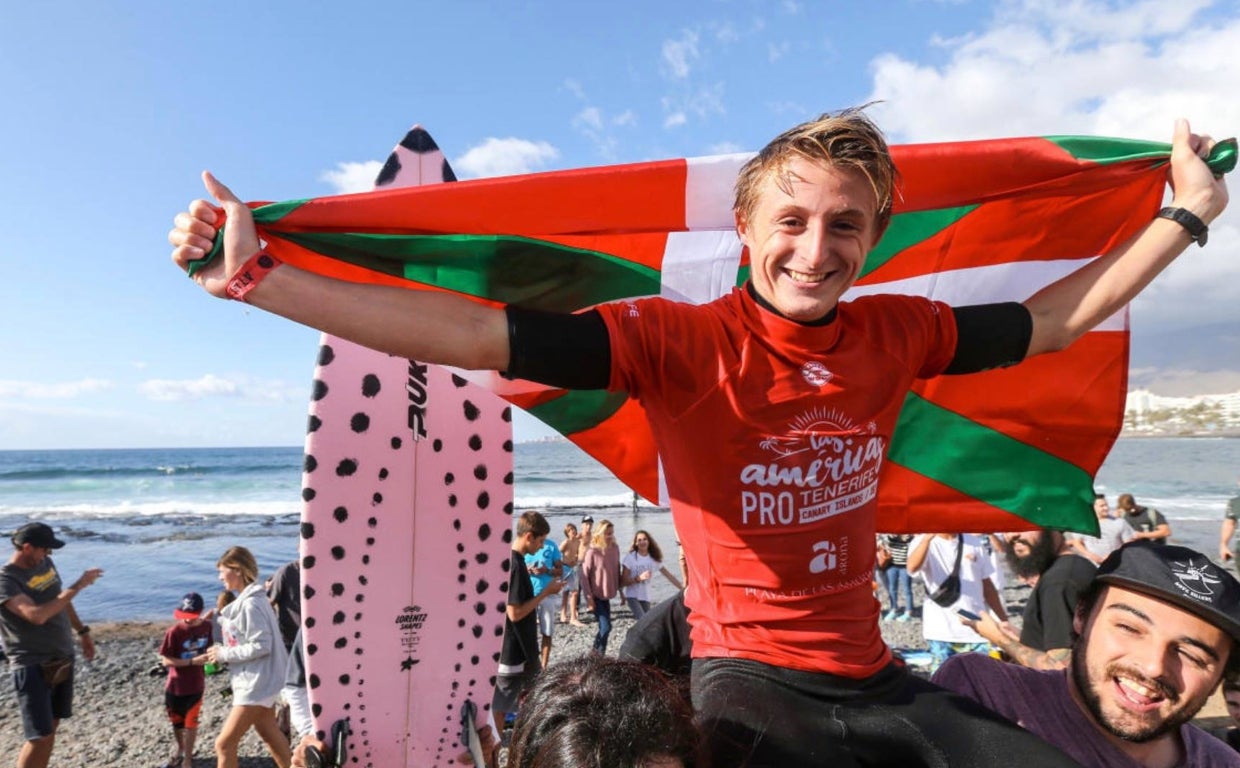 El surfista vasco Ruben Vitoria, durante una competición
