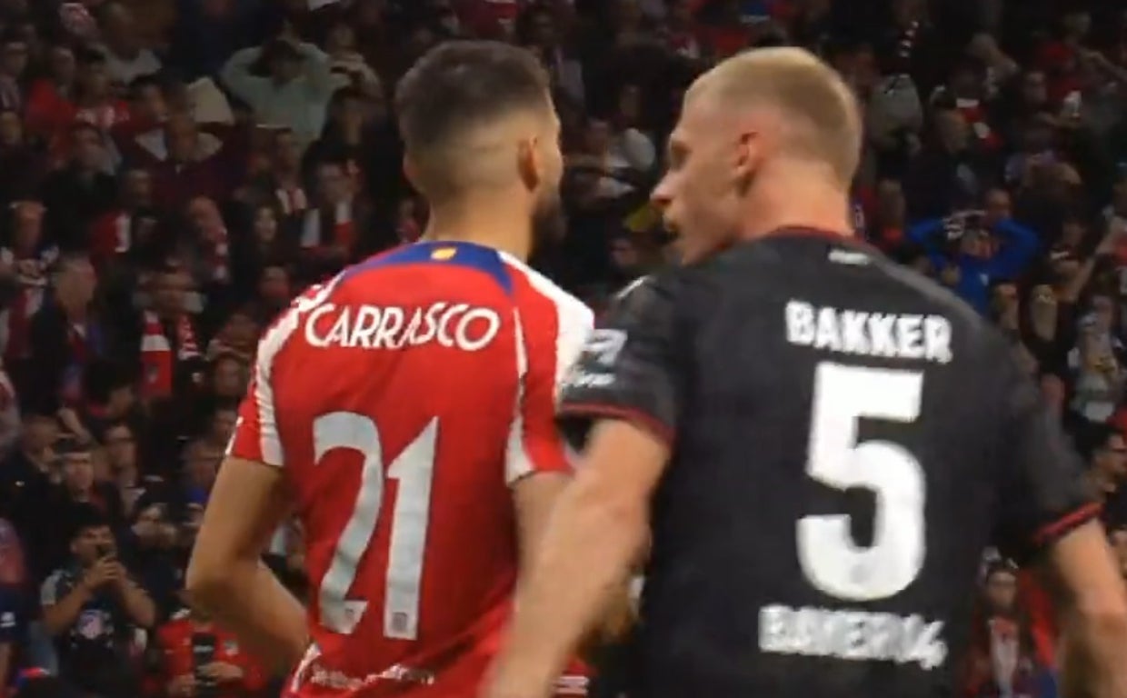 Captura del gesto de Bakker con Carrasco tar fallar el penalti