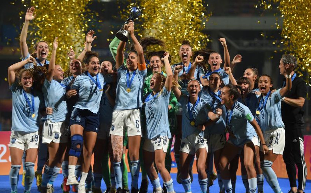 Las jugadoras de la selección española celebran el título mundial