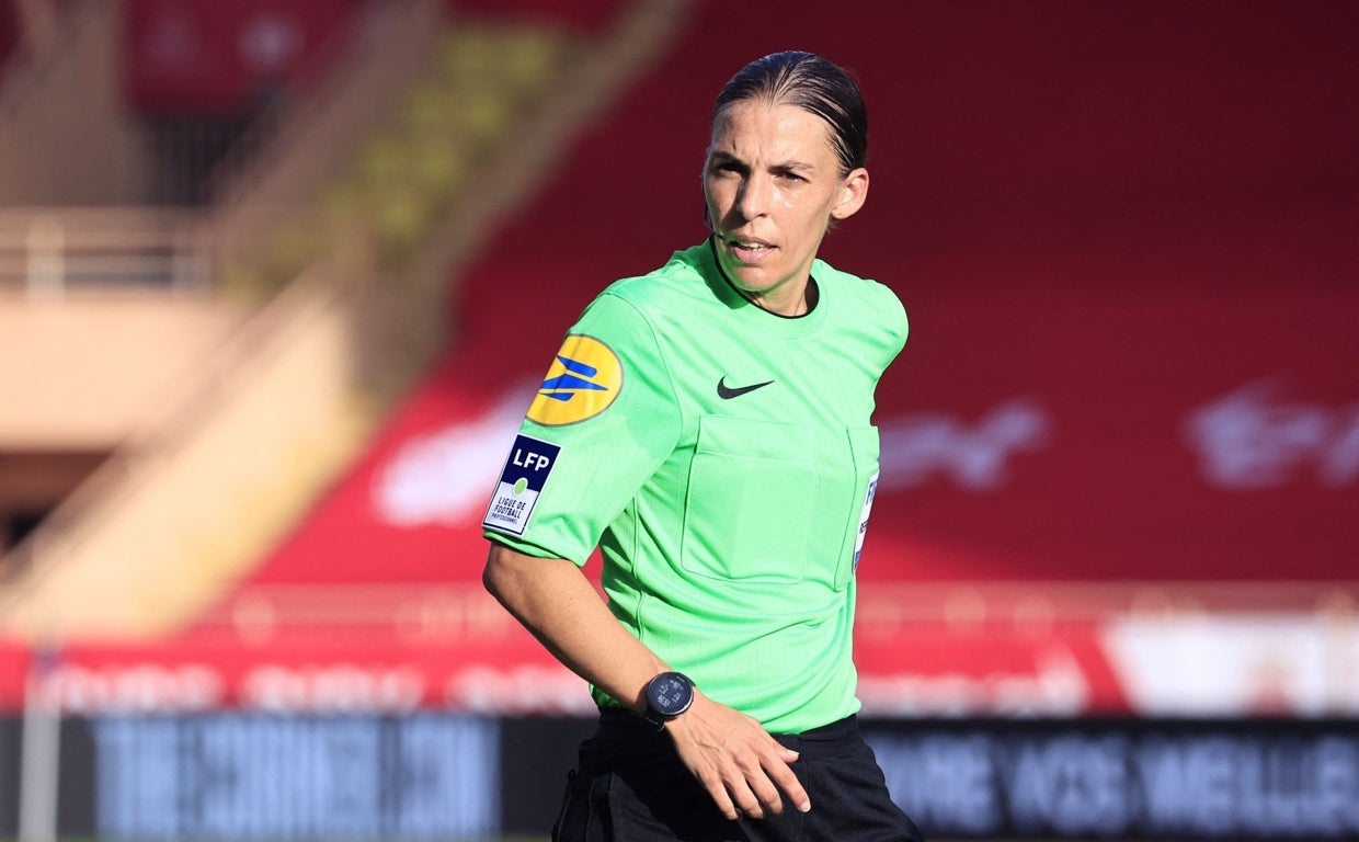 Stéphanie Frappart dirigiendo un encuentro de la Ligue 1