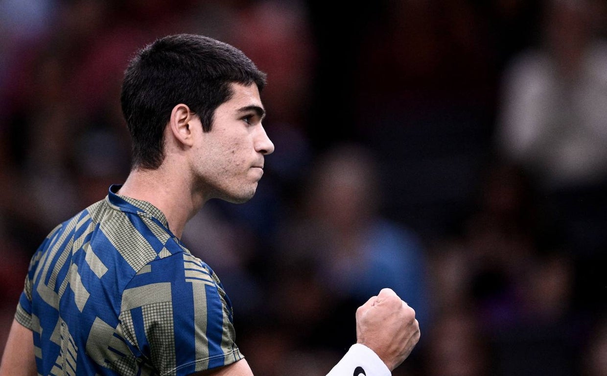 Carlos Alcaraz celebra el triunfo ante Nishioka