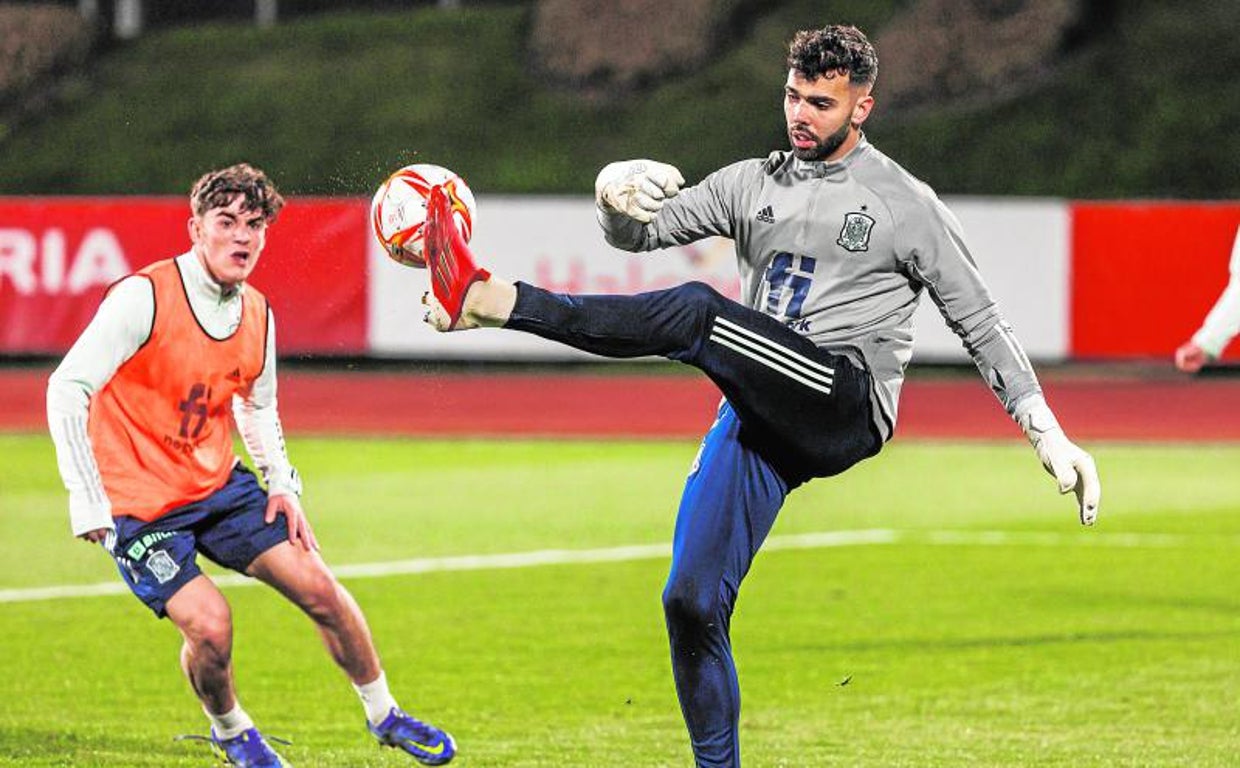 David Raya, en un entrenamiento con la selección