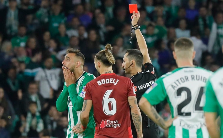 Betis y Sevilla igualan en un derbi incandescente