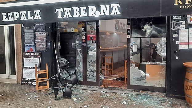 El bar destrozado este martes en Pamplona por los radicales del Barcelona