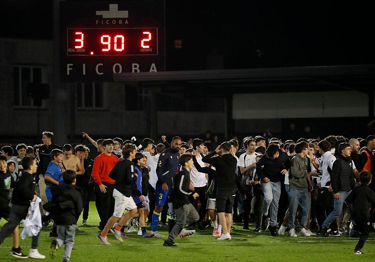 Fali, entre un mar de aficionados del Real Unión