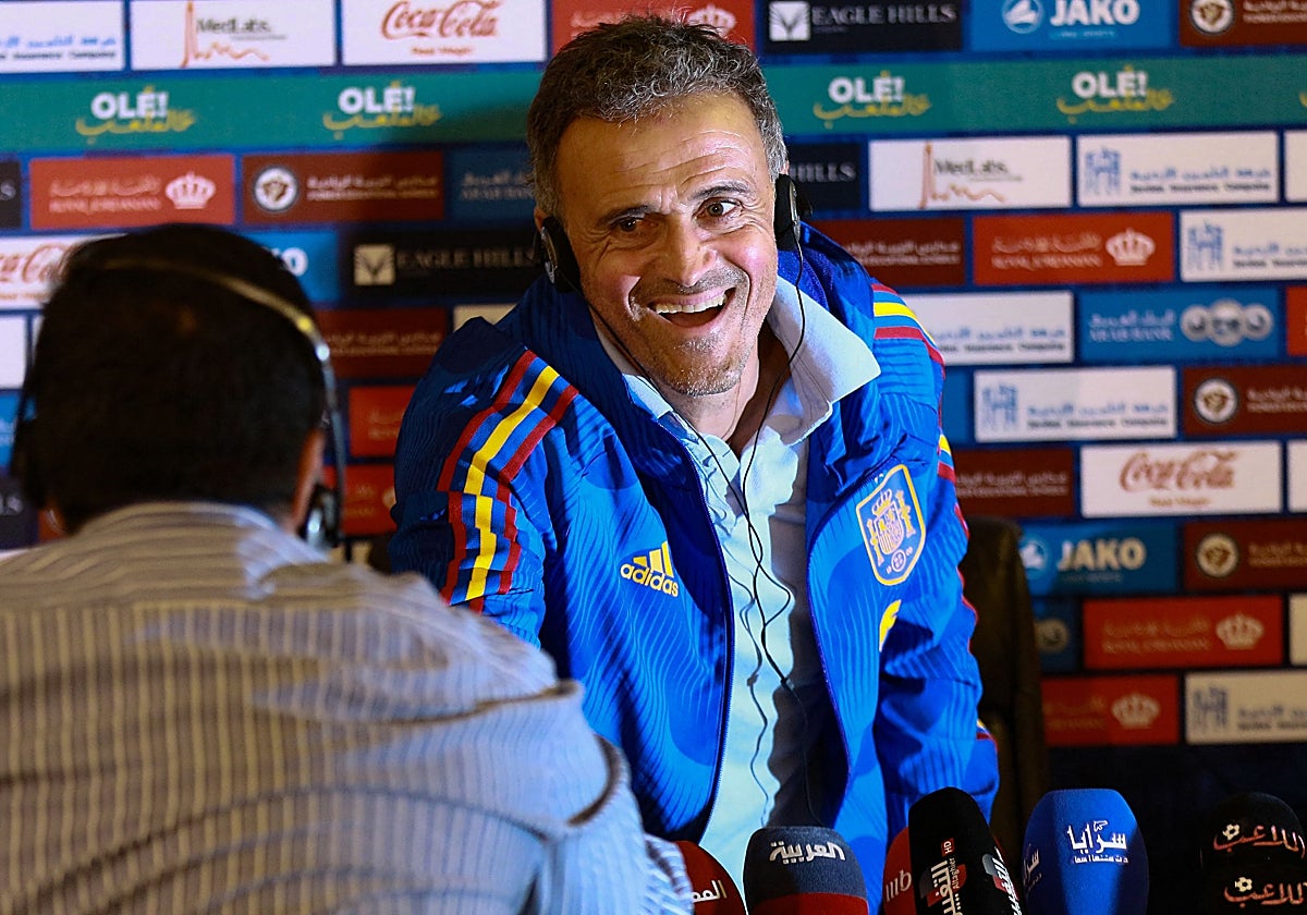 Luis Enrique estrechando la mano de un periodista jordano