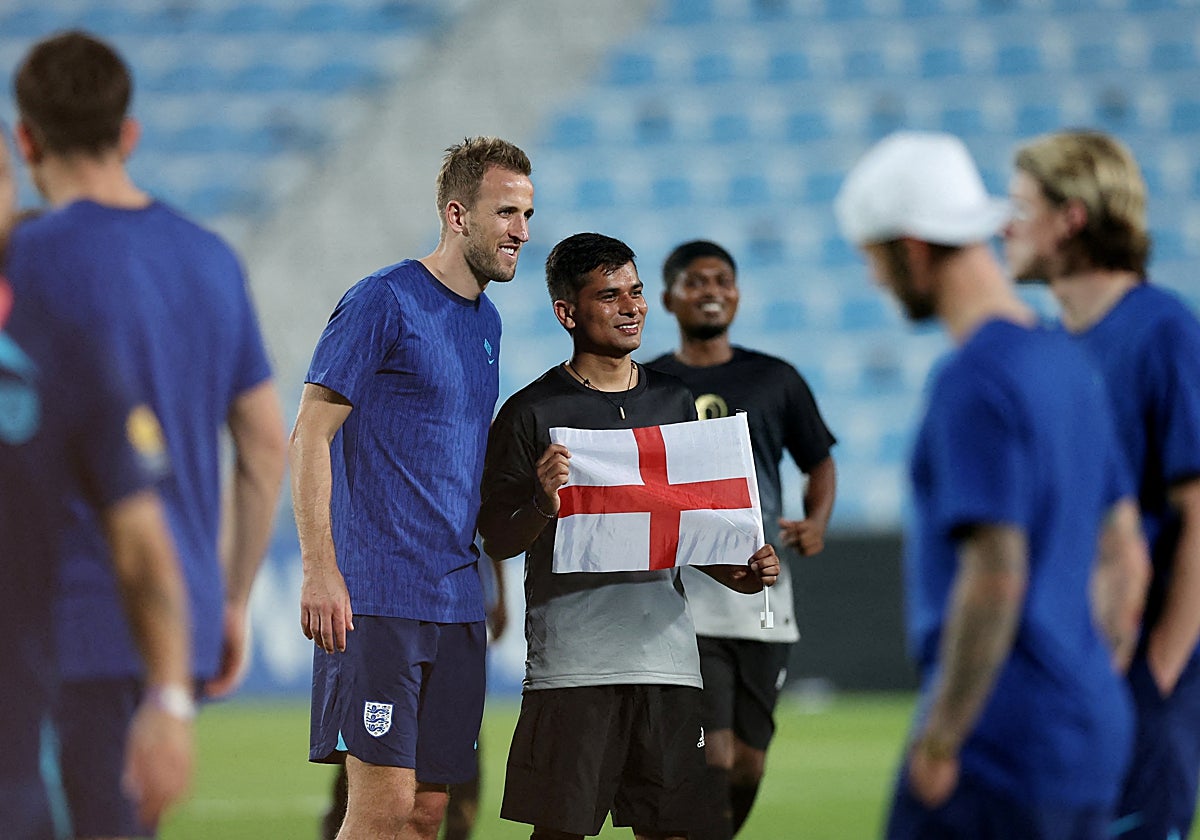 Harry Kane se fotografía con un trabajador de Qatar 2022