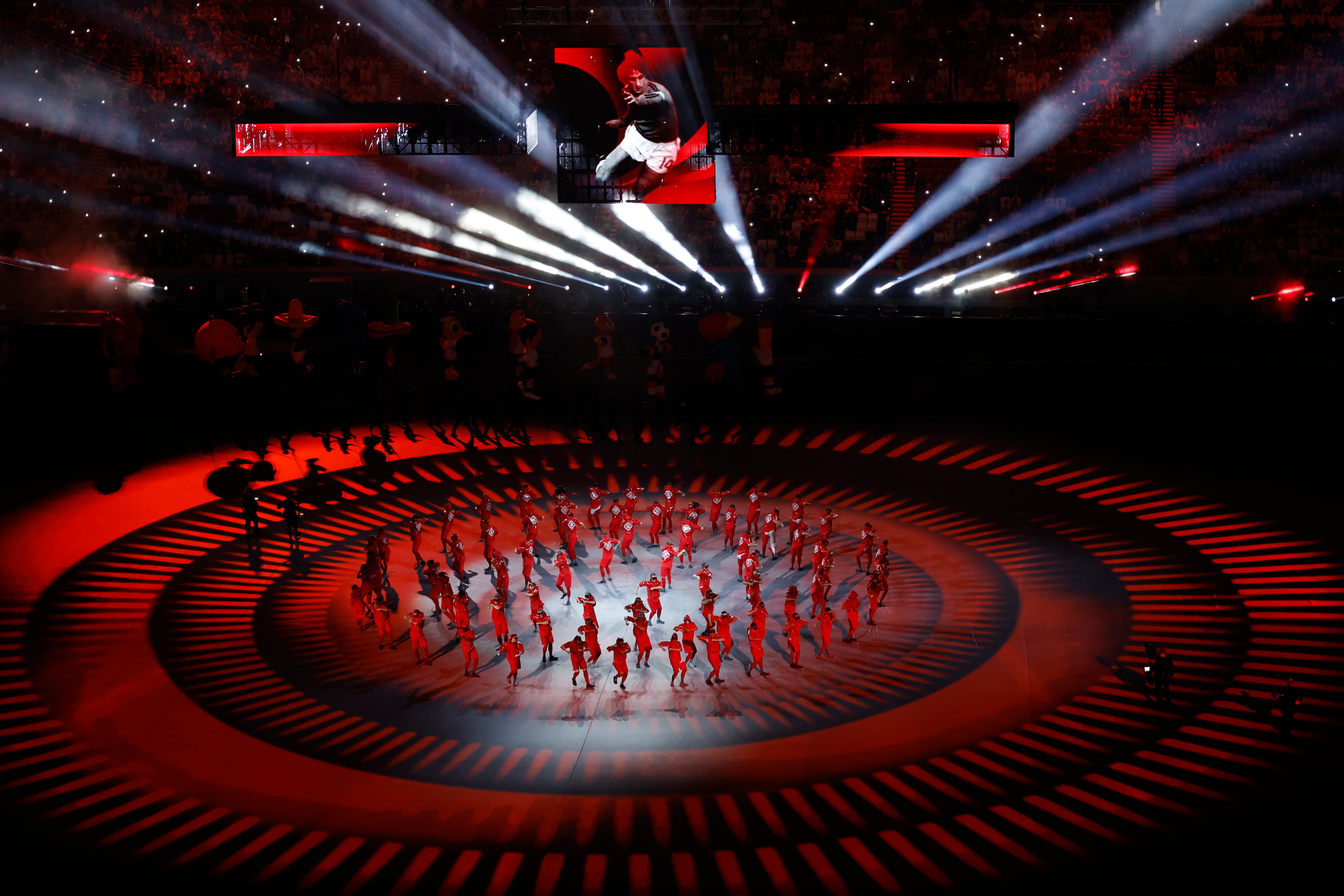 Artistas participan en la inauguración del Mundial de Fútbol de Qatar 2022 en el estadio Al-Bayt
