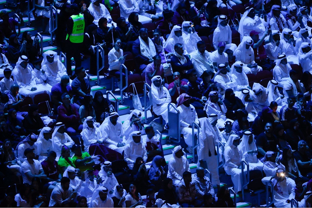 Publico observa la inauguración del Mundial de Fútbol Qatar 2022 hoy, en el estadio Al Bait en Al Khor (Catar)