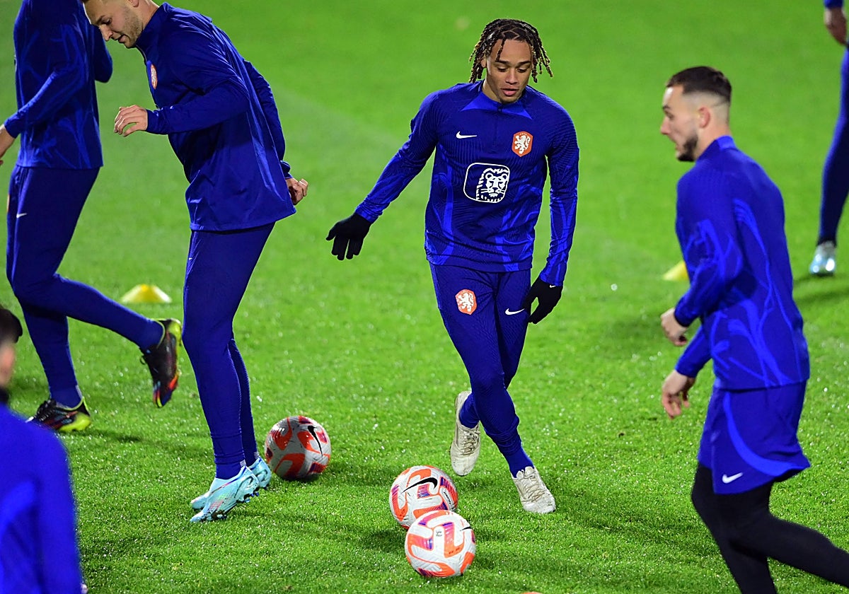 Xavi Simons, en un entrenamiento de los Países Bajos