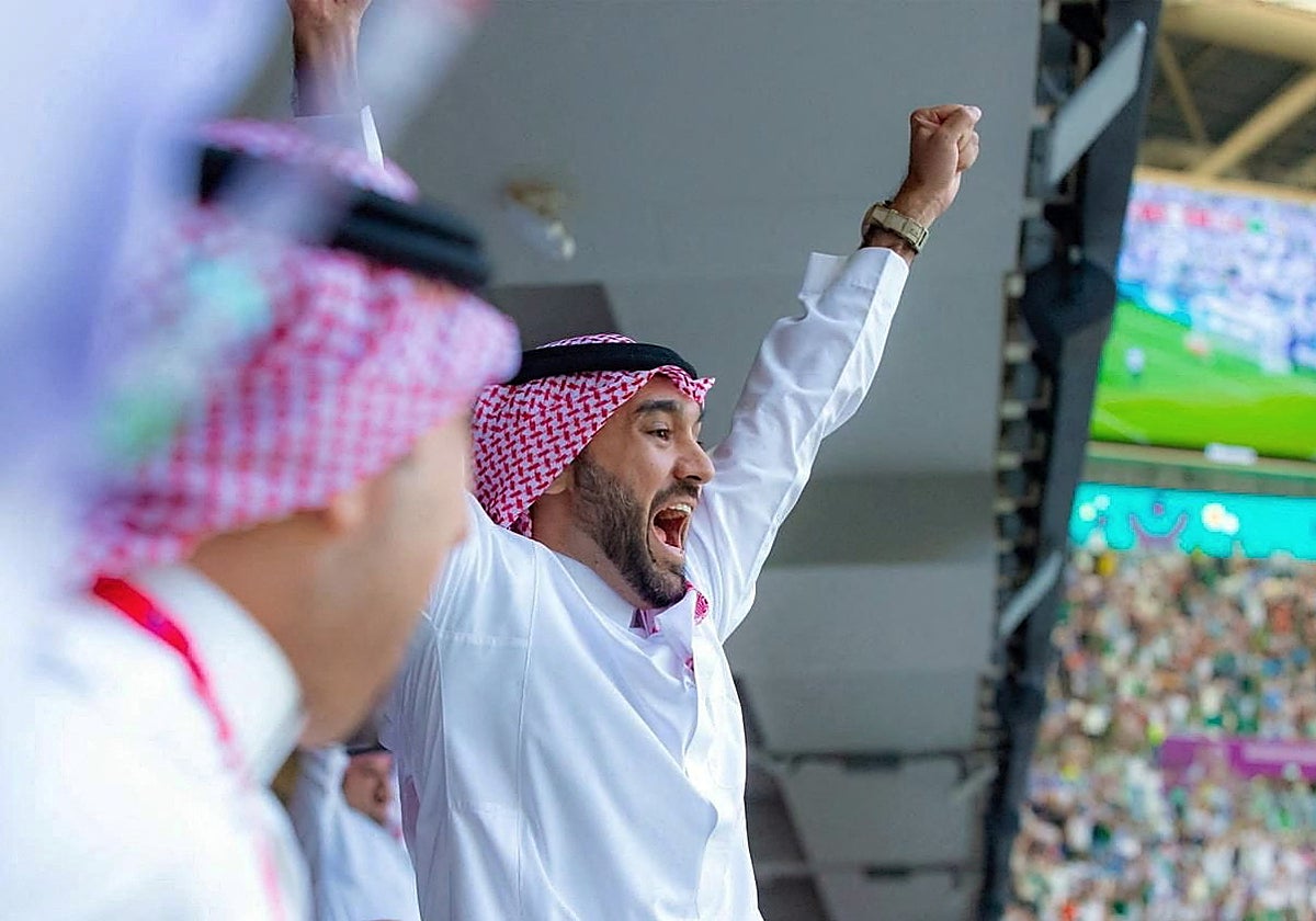 El príncipe Abdulaziz bin Turki celebra el triunfo de Arabia Saudí ante Argentina en el Mundial.
