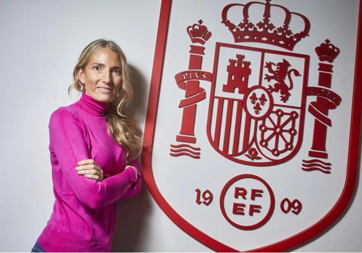 La mujer rubia que sale al lado de Luis Enrique