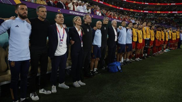 Luis Enrique y su equipo, durante los himnos en el España-Costa Rica