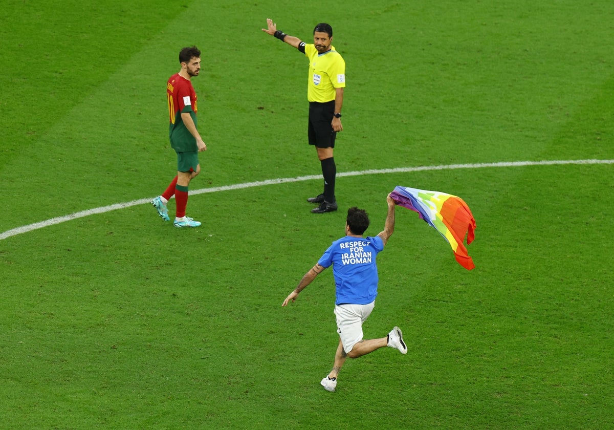 Un espontáneo salta al Portugal-Uruguay con la bandera arcoíris... de la paz