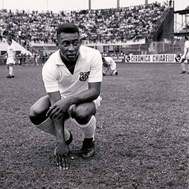 Pelé, con la camiseta del Santos