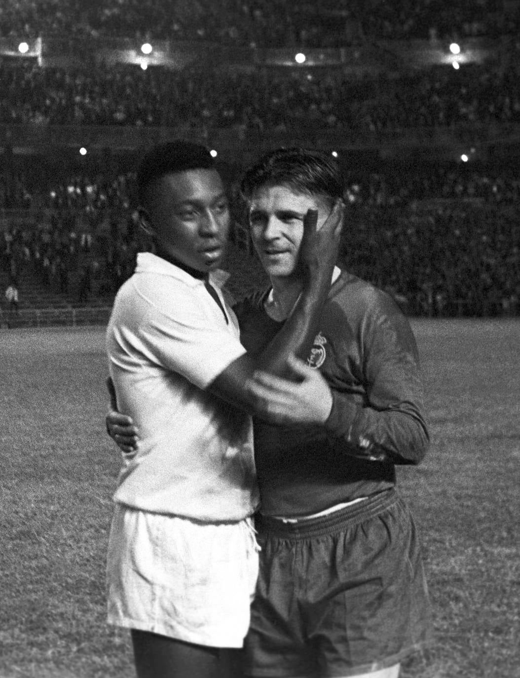 El astro brasileño, junto a Puskas, en un partido benéfico (1959)
