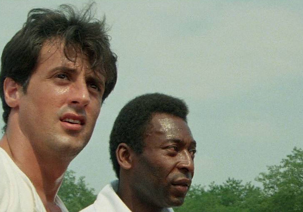 Pelé, junto a Sylvestre Stallone en una secuencia de 'Evasión o victoria'