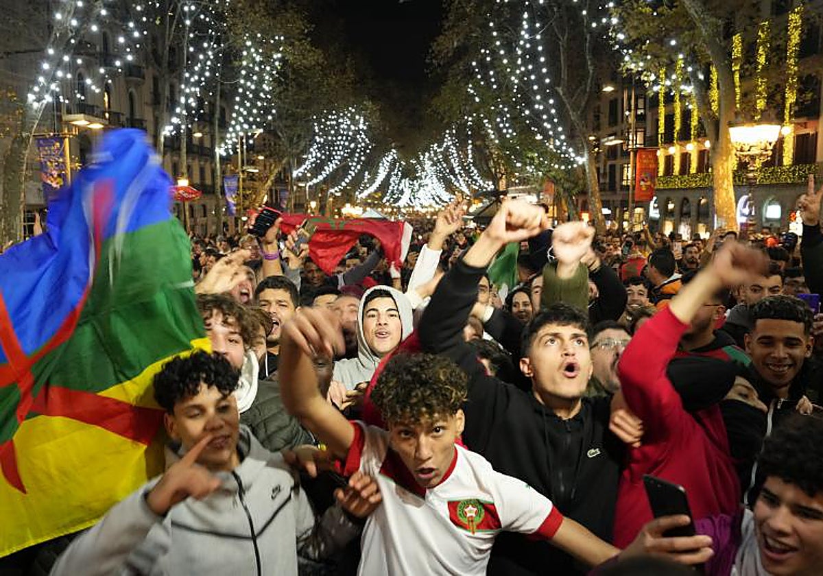 Canaletas, desbordada de rojo y verde