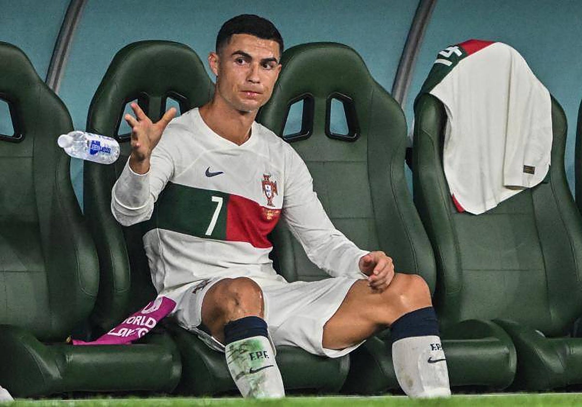 Cristiano Ronaldo, enfadado en el banquillo tras ser sustituido ante Corea del Sur