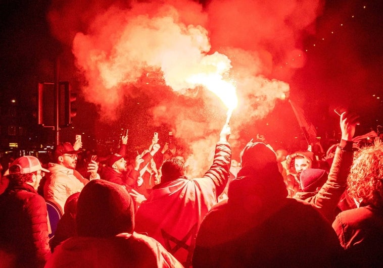 La afición marroquí en España se echa a la calle para celebrar el pase a cuartos del Mundial