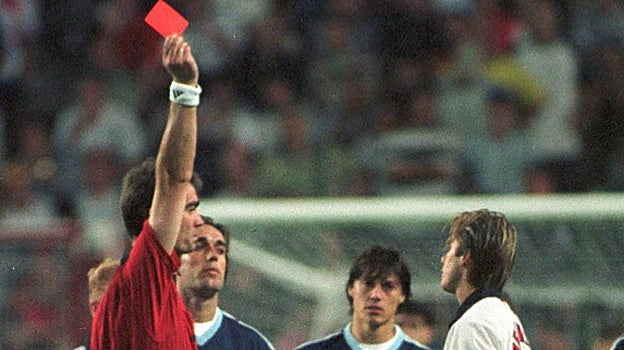 Beckham recibe la tarjeta roja durante el Argentina - Inglaterra
