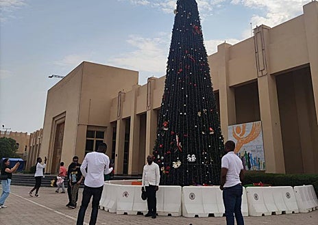 Imagen secundaria 1 - Misa de diez en Doha: cómo es el único templo católico en Qatar