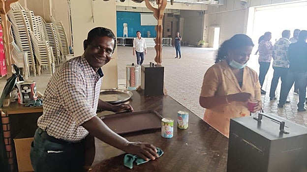 Nicolás, el indio que reparte gratuitamente té