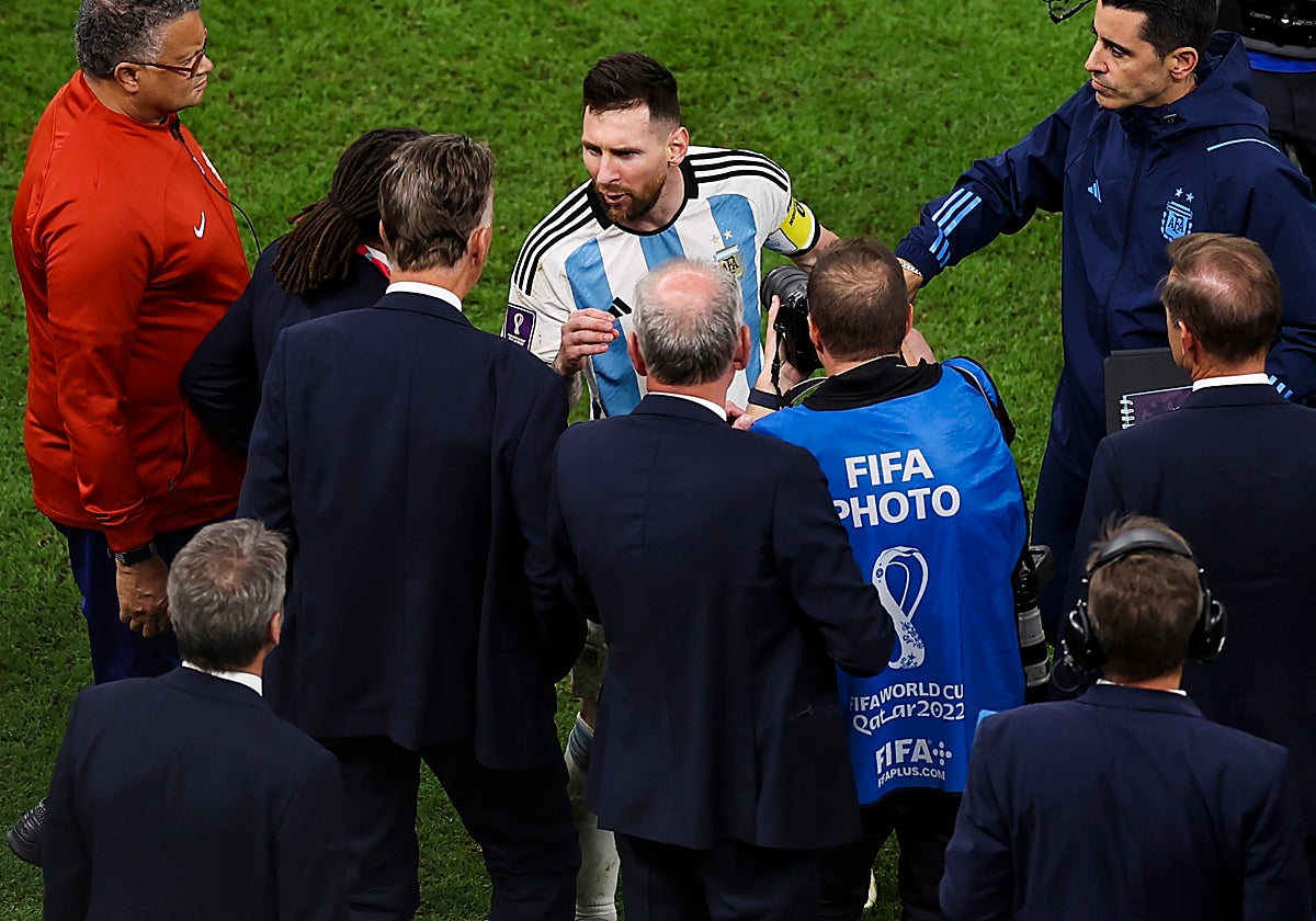 Leo Messi encarándose con el seleccionador de Países Bajos Louis Van Gaal