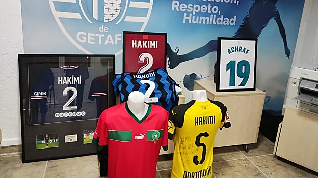 Las camisetas de cada equipo por el que ha pasado Achraf Hakimi presiden la sala del Ciudad de Getafe.
