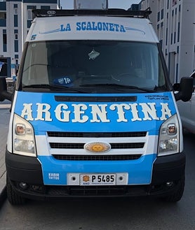 Imagen secundaria 2 - El barrio de argentinos en Qatar: «¿No sabrás tú de un boleto?»