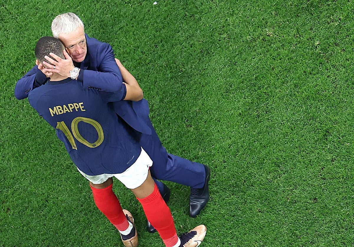 Deschamps, abrazado a Mbappé