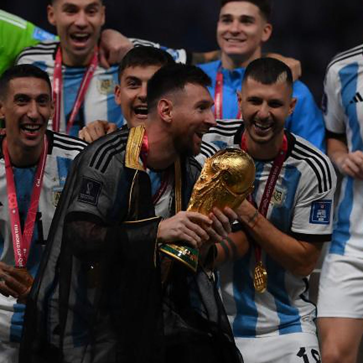 El 'Besht', la polémica túnica con la que Messi levantó la Copa del Mundo: «Se han cargado la foto de su vida»