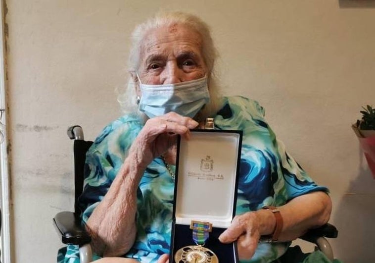 Muere Encarna Hernández, la 'niña del gancho', a los 105 años