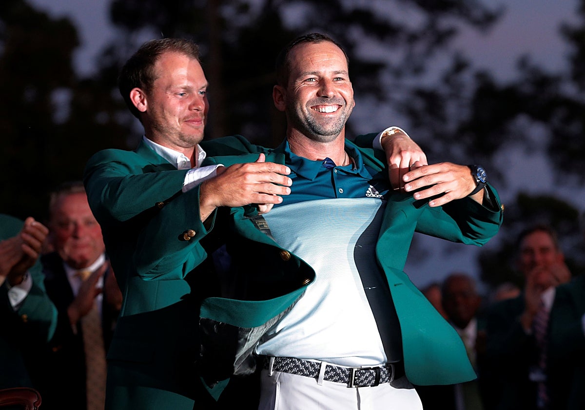 Sergio García recibe la chaqueta verde de campeón del Masters de 2017