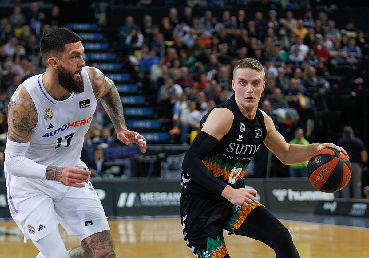 Hakanson, defendido por Poirier