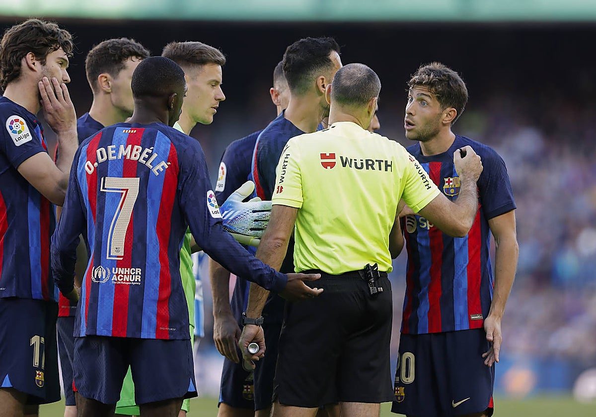 Los jugadores del Barcelona, con Mateu Lahoz