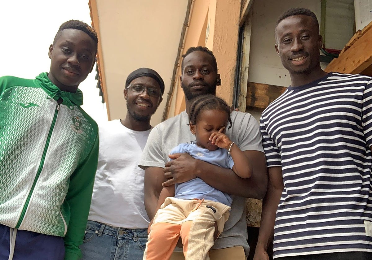 Samu Gomis, a la derecha de la imagen, junto a sus tres hermanos y su sobrino