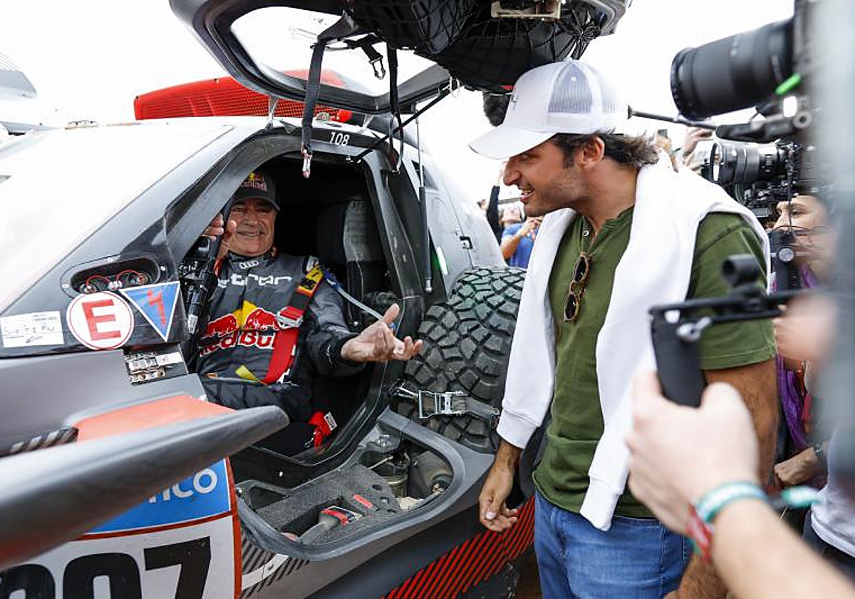 Carlos Sainz recibe el apoyo de su hijo durante este Dakar