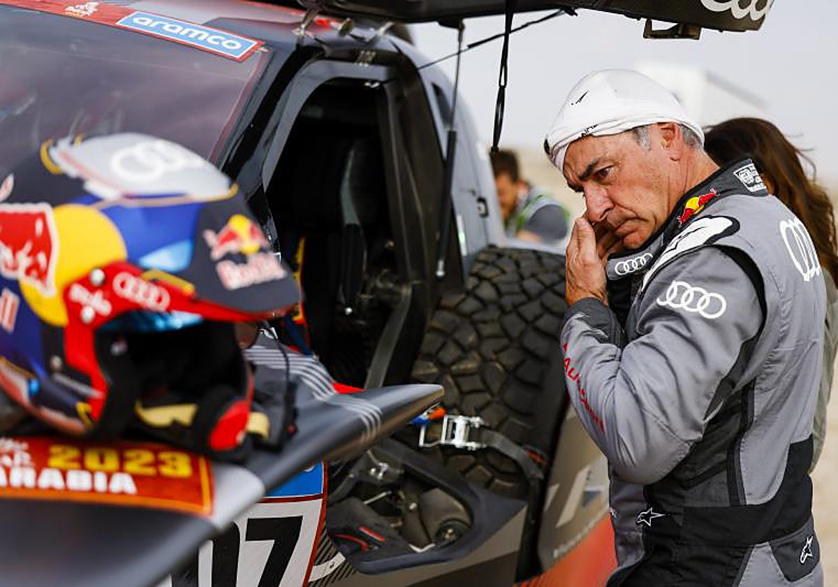 Carlos Sainz, junto a su Audi