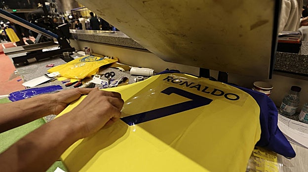 Imagen antes - La guerra Cristiano-Messi llega al desierto