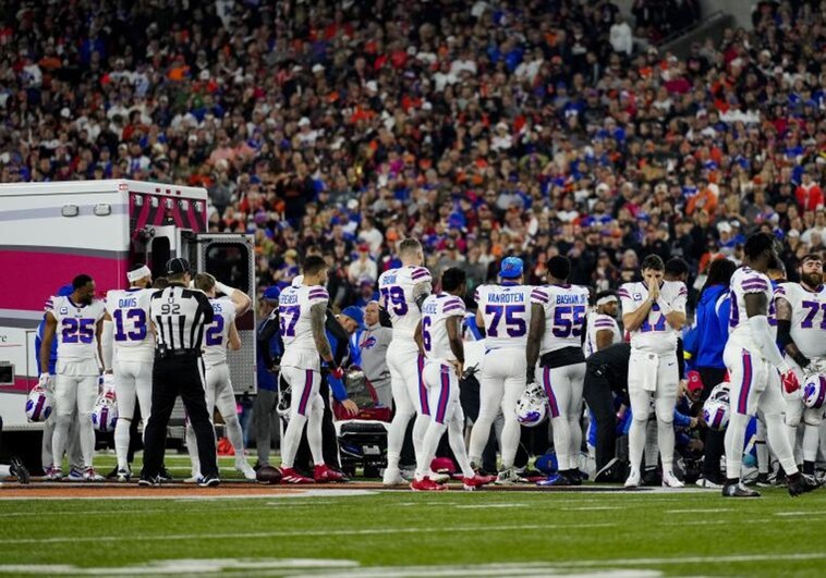 Damar Hamlin, jugador de la NFL, se derrumba en el partido y recibe asistencia médica de urgencia